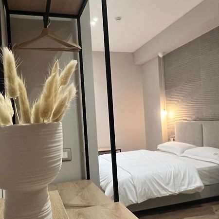 Enzo Rooms & Apartment Blloku ティラナ エクステリア 写真