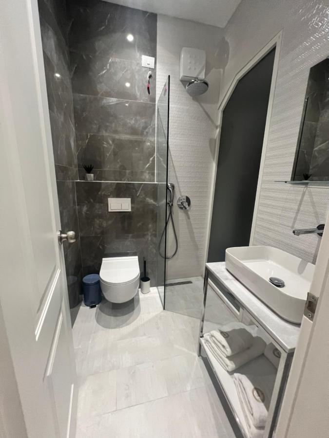 Enzo Rooms & Apartment Blloku ティラナ エクステリア 写真
