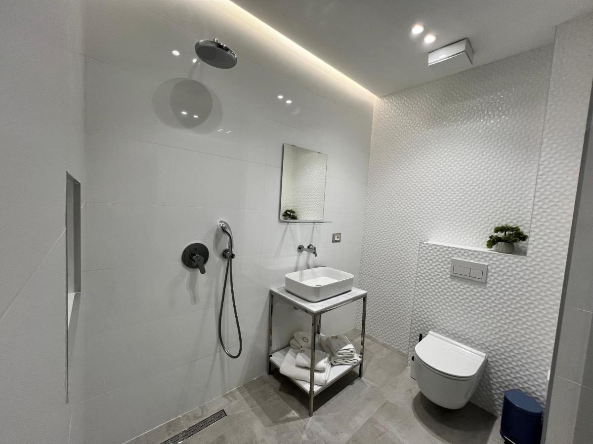 Enzo Rooms & Apartment Blloku ティラナ エクステリア 写真