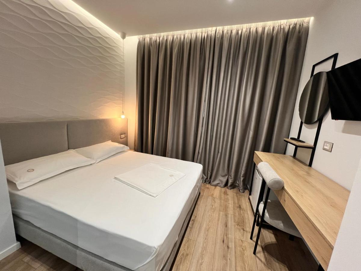Enzo Rooms & Apartment Blloku ティラナ エクステリア 写真