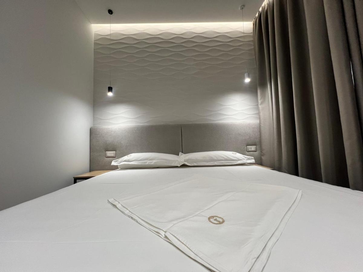 Enzo Rooms & Apartment Blloku ティラナ エクステリア 写真