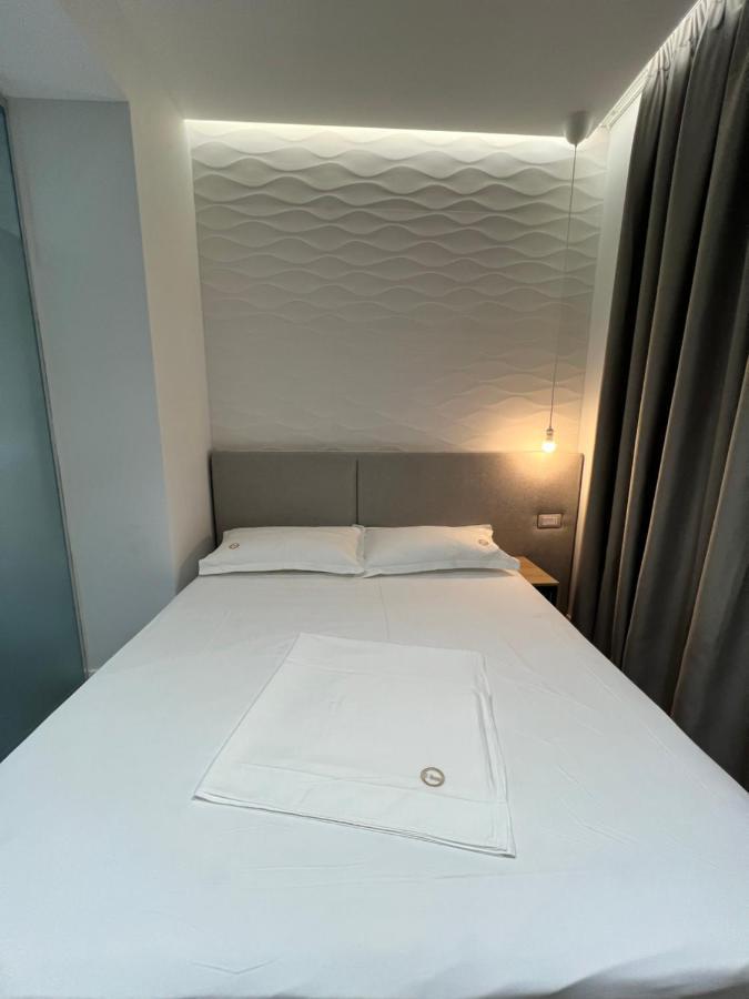 Enzo Rooms & Apartment Blloku ティラナ エクステリア 写真