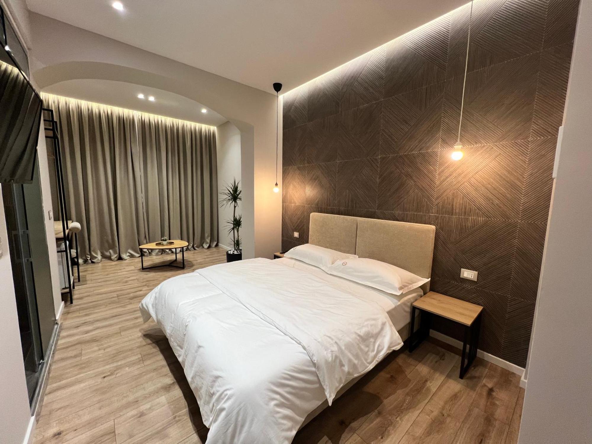 Enzo Rooms & Apartment Blloku ティラナ エクステリア 写真