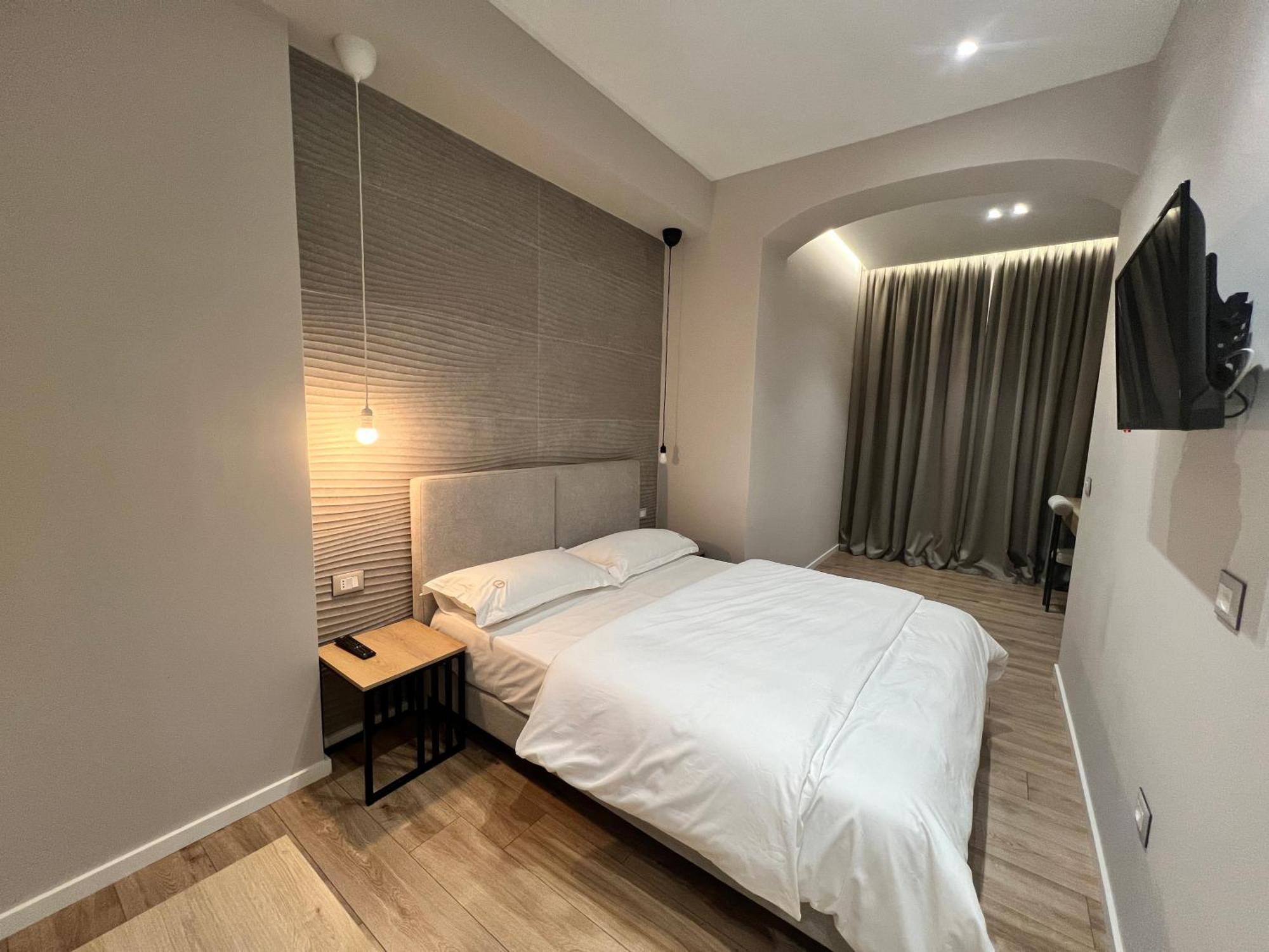 Enzo Rooms & Apartment Blloku ティラナ エクステリア 写真