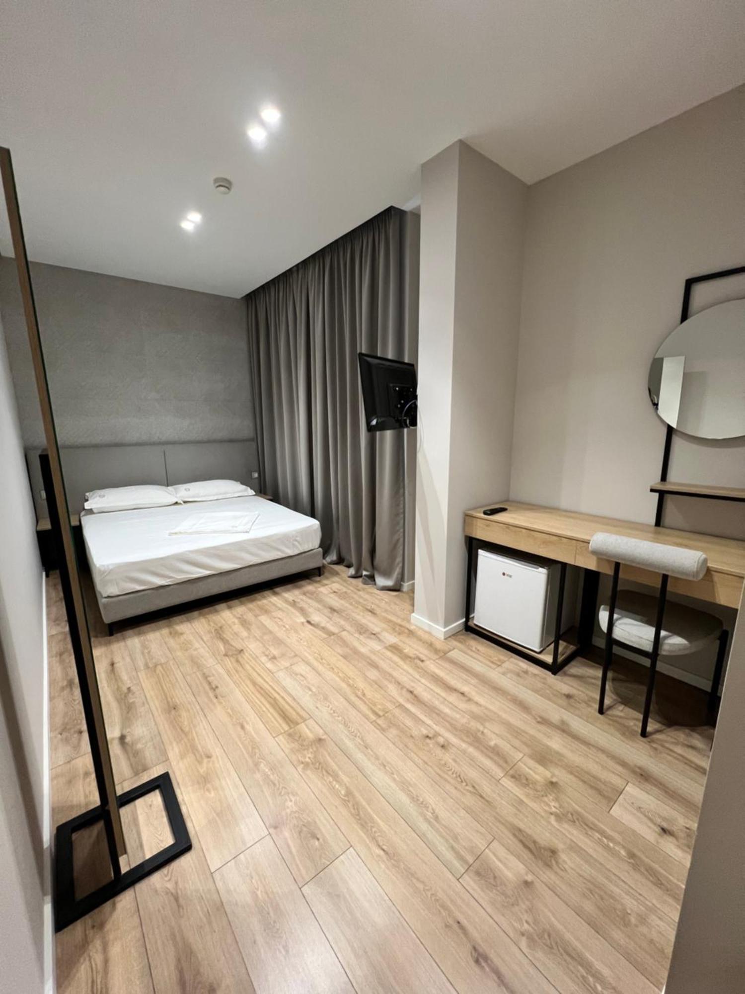 Enzo Rooms & Apartment Blloku ティラナ エクステリア 写真