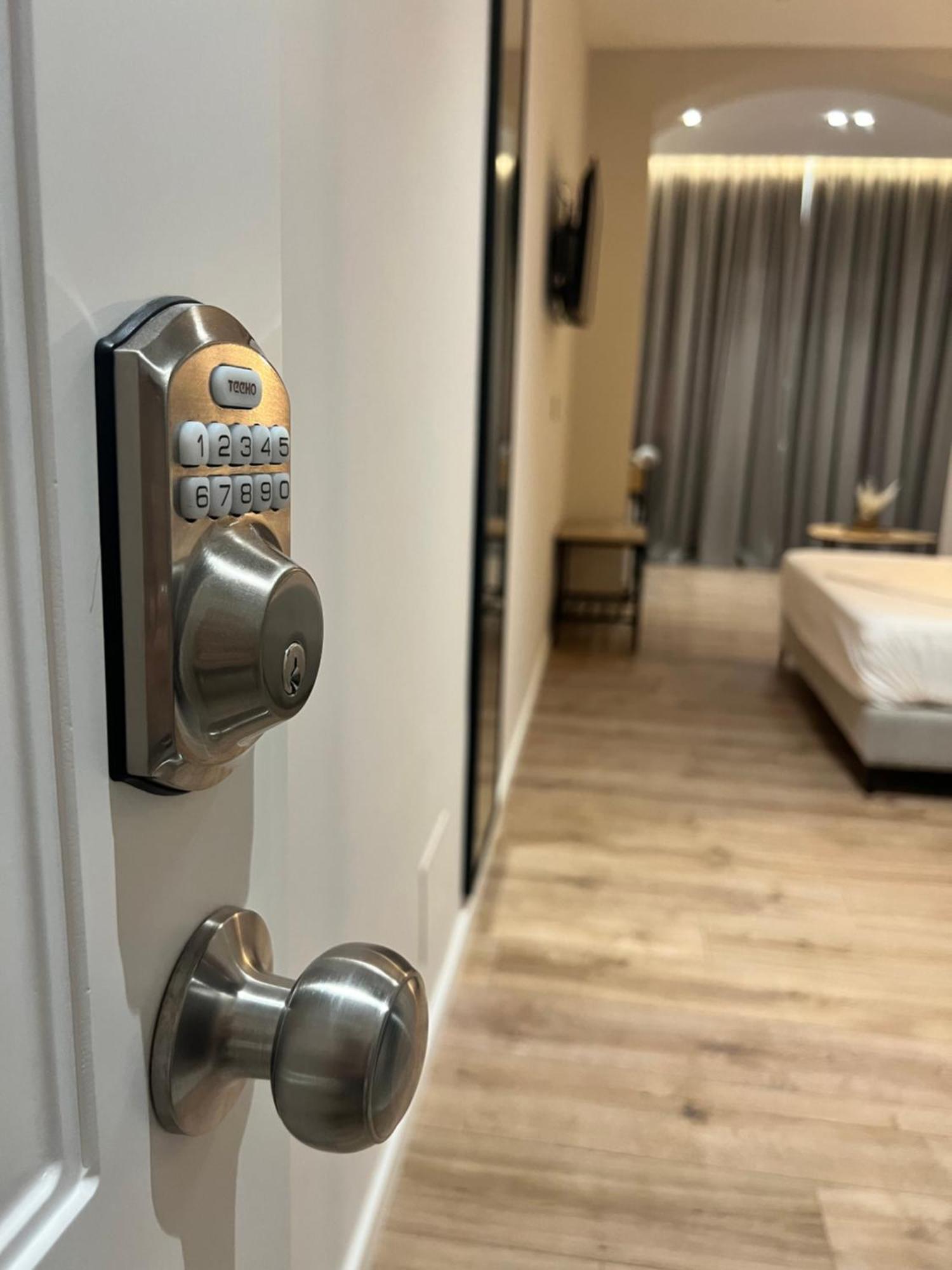Enzo Rooms & Apartment Blloku ティラナ エクステリア 写真