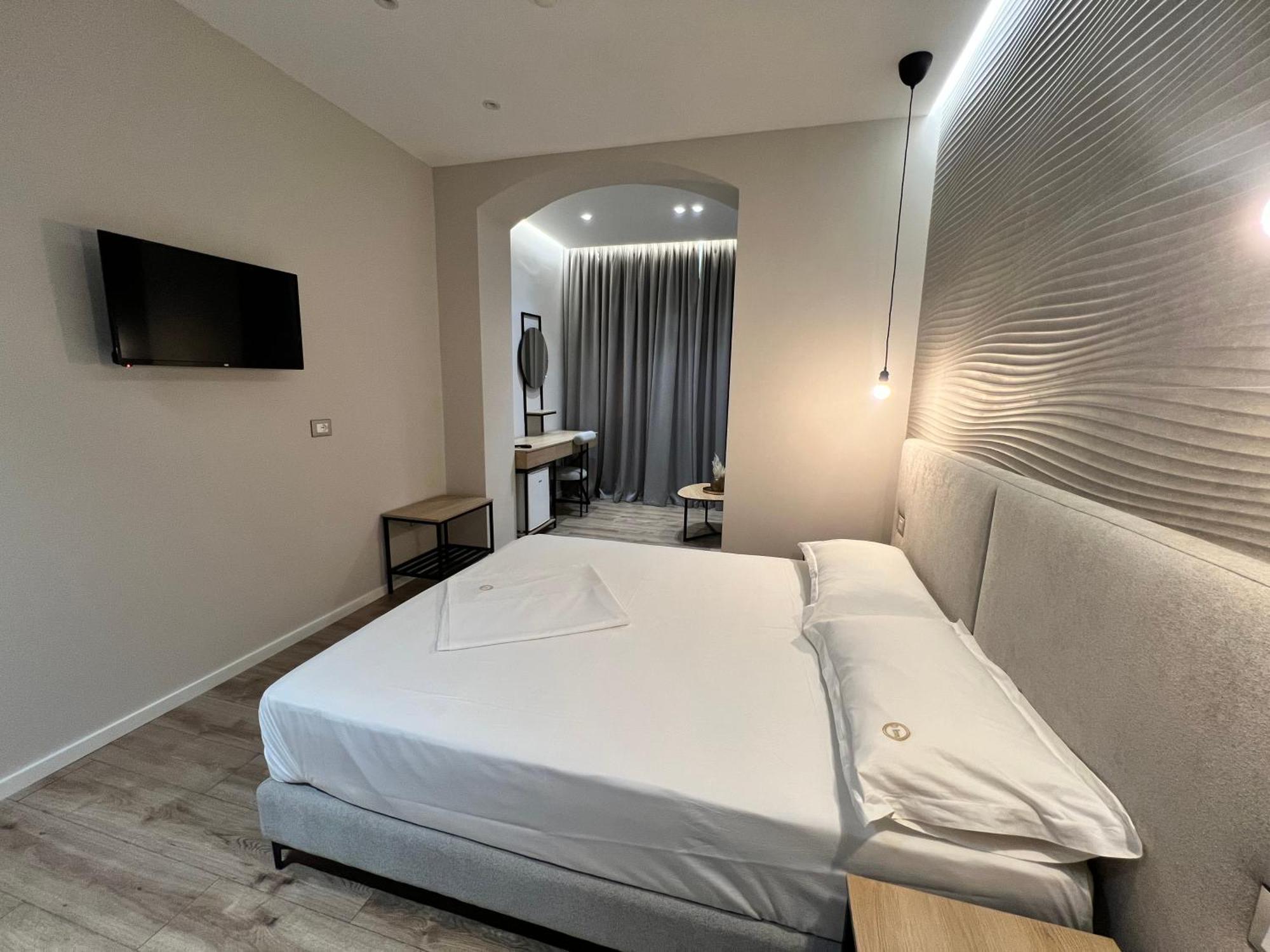 Enzo Rooms & Apartment Blloku ティラナ エクステリア 写真