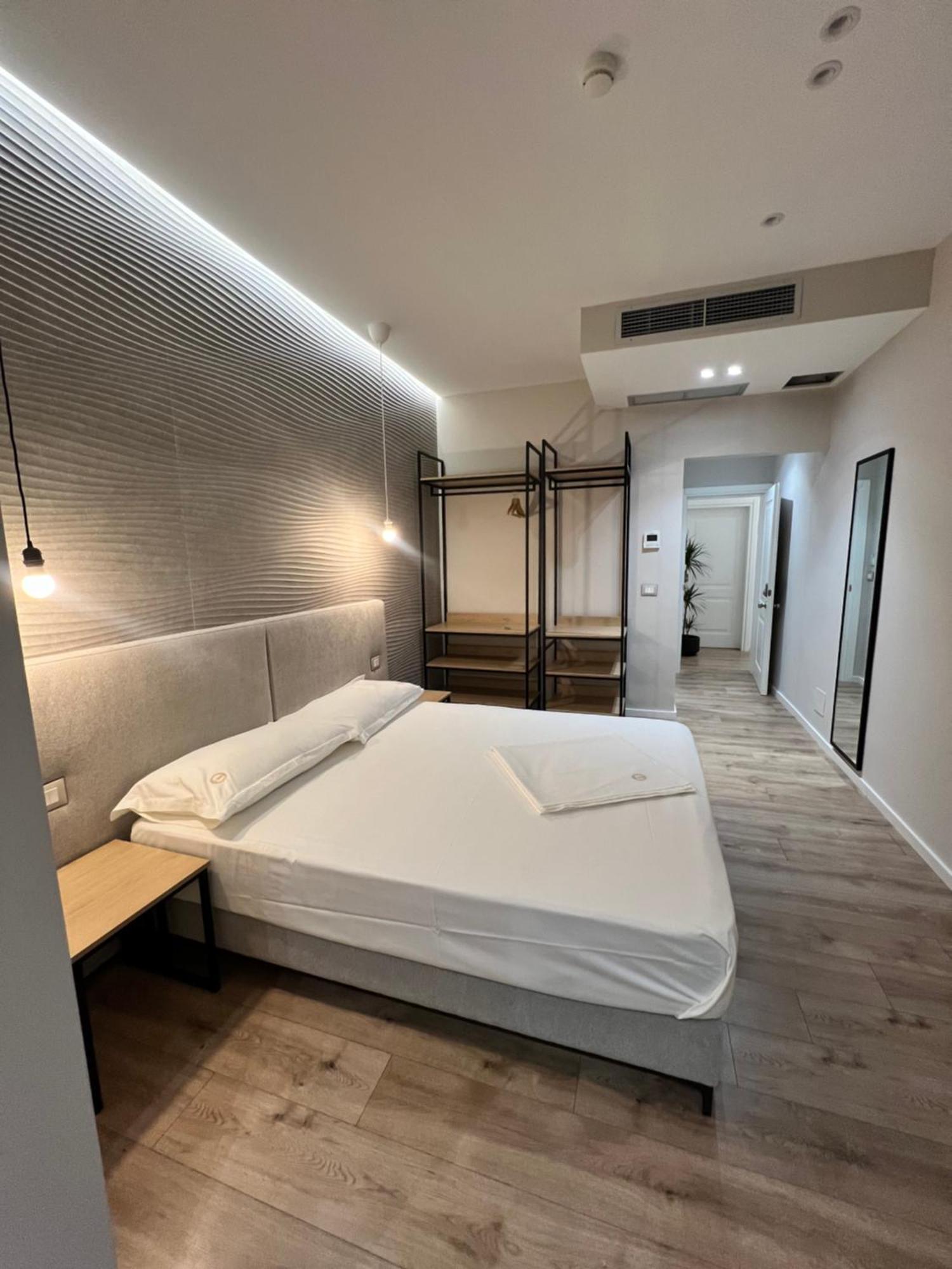 Enzo Rooms & Apartment Blloku ティラナ エクステリア 写真